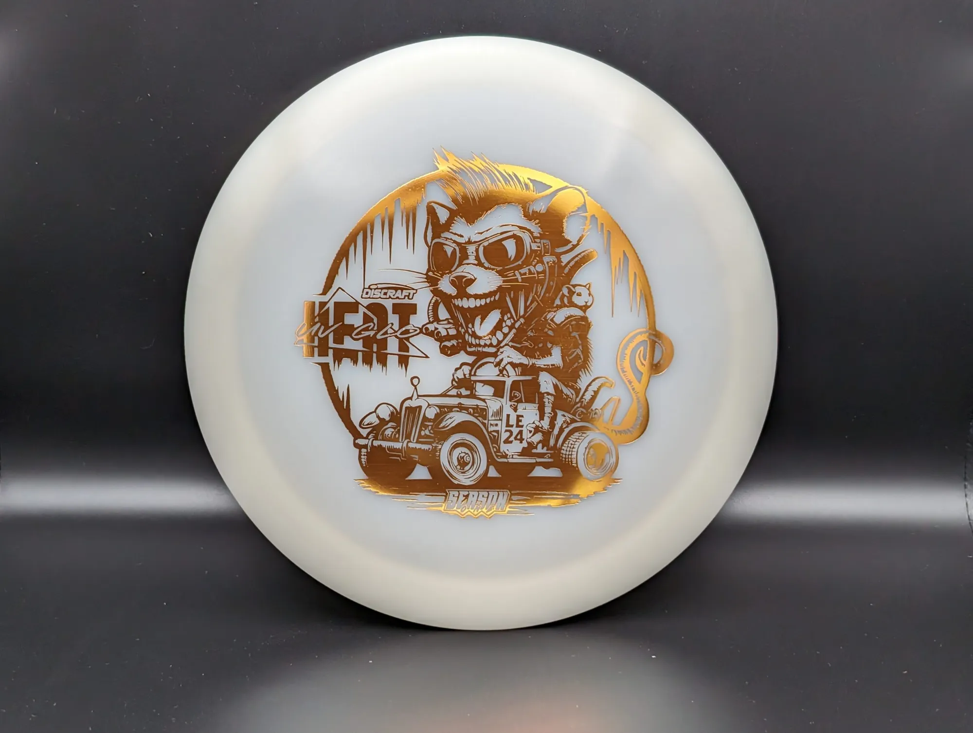 Photo of this disc, UV Glow, 173-174 g, White/Gold, D7892